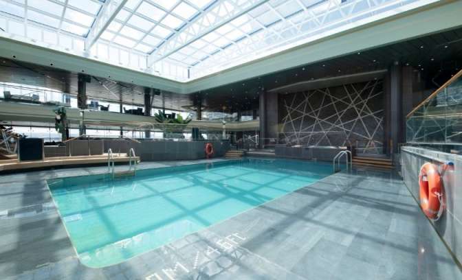 Zwembad op de MSC Virtuosa